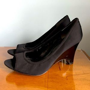 Bandolino black size 7 peep toe wedge heels, super cute and comfy!